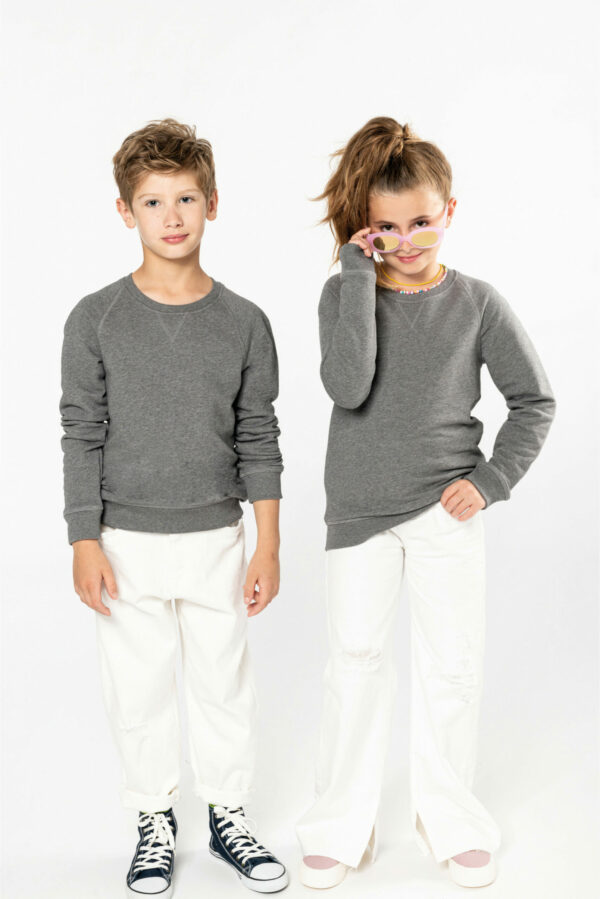 deux enfants portant un sweat-shirt en coton biologique manches raglan